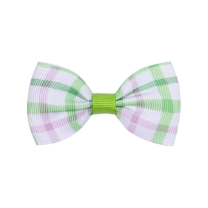 Vue détaillée d'un nœud papillon à carreaux vert et blanc pour fille en ruban grain