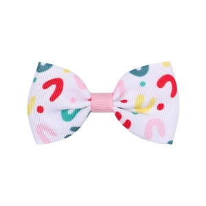 Détail d'un nœud papillon en ruban gros-grain à motifs abstraits pour les cheveux
