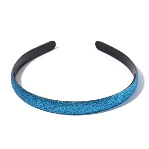 Détail d'un serre-tête bleu pailleté avec des dents antidérapantes pour un maintien sûr
