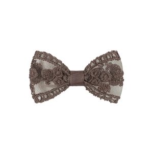 Vue détaillée de la pince à cheveux en dentelle marron avec broderies et motif floral