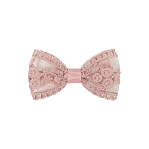 Détail d'une barrette noeud en dentelle rose avec broderie florale et ruban gros-grain