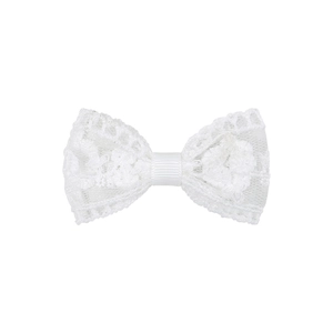 Vue détaillée du nœud papillon en dentelle blanche brodée pour cheveux de fille