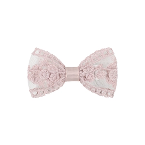 Vue détaillée d'une pince à cheveux en dentelle rose brodée pour fillettes