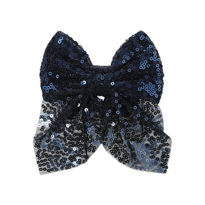 Détail d'une pince à cheveux avec nœud en maille à paillettes bleu foncé brillant