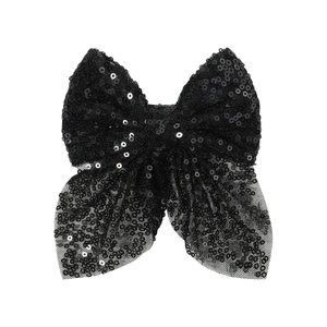 Détail de la barrette nœud papillon en tulle avec paillettes noires brillantes pour fille