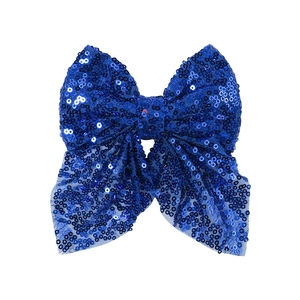 Vue détaillée d'un grand nœud papillon à paillettes bleu roi sur pince à cheveux