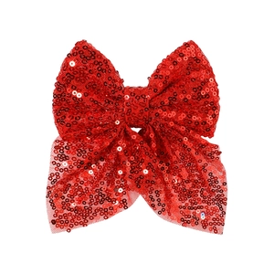 Vue détaillée d'un nœud papillon à paillettes rouge vif avec des textures scintillantes