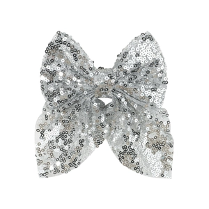 Détail d'un nœud papillon à paillettes argentées avec tissu en maille scintillante