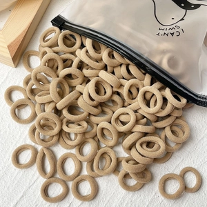 Detaillierte Nahaufnahme von hochelastischen Nylon-Haargummis mit Rippenstruktur und Beutel