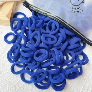 Makro-Detail von nahtlosen hochelastischen blauen Haargummis im matten Reißverschlussbeutel