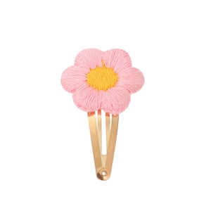 Détail de la pince à cheveux fleur rose crochetée main avec centre jaune et clip doré