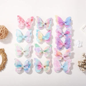 Flachbild von dreizehn glitzernden Verlaufs-Schmetterlings-Haarspangen in Pastellfarben