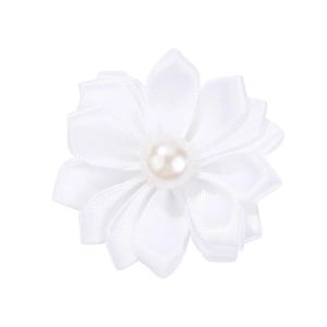 Vue détaillée d'une fleur en ruban blanc avec une perle centrale polie pour cheveux