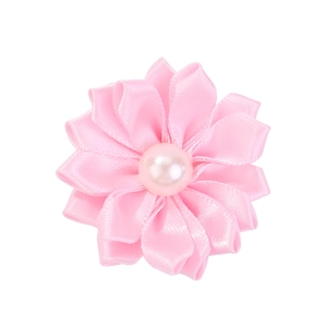 Détail de l'élastique à cheveux fleur en ruban rose avec perle centrale