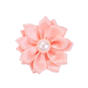 Détail macro de la fleur en satin rose avec perle centrale pour élastique à cheveux