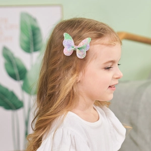 Glitzernde Schmetterling Haarspange für Kinder mit Farbverlauf an der Seite getragen