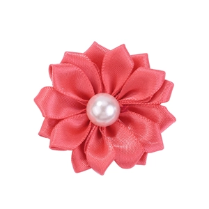 Détail de fleur en ruban de satin rose foncé faite main avec perle d'imitation blanche