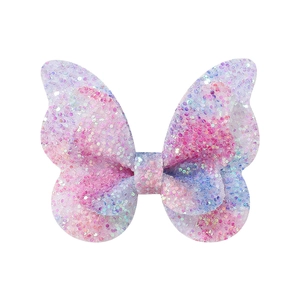 Detailansicht der 3D-Haarklammer mit glitzerndem Schmetterling und buntem Farbverlauf