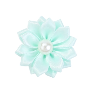 Vue détaillée d'une fleur en tissu vert menthe avec perle pour accessoires cheveux