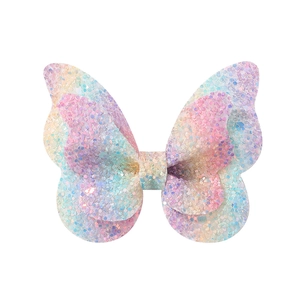 Detail von glitzernder Schmetterling-Haarklammer mit rosa-violettem Paillettenverlauf
