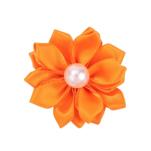 Vue détaillée de l'élastique à cheveux fleur orange fait main avec perle centrale