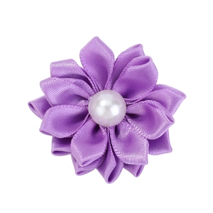 Vue détaillée d'un chouchou fleur en satin violet avec une perle blanche au centre