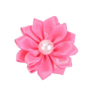 Vue détaillée de l'élastique à fleurs en satin rose avec pétales brillants et perle