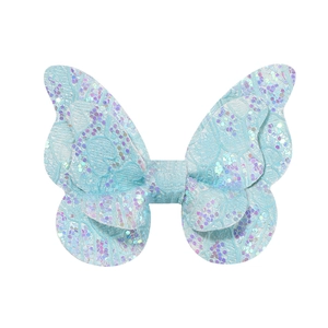 Nahaufnahme einer blauen Schmetterling-Haarklammer mit Glitzer-Pailletten und Spitze