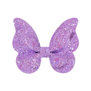 Detail einer lila Schmetterlings-Haarklammer mit schimmernden Pailletten und Glitzerfinish