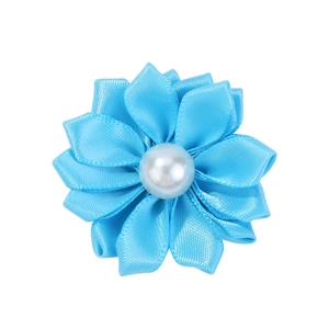 Détail d'une fleur en ruban bleu ciel faite à la main avec perle pour accessoire cheveux