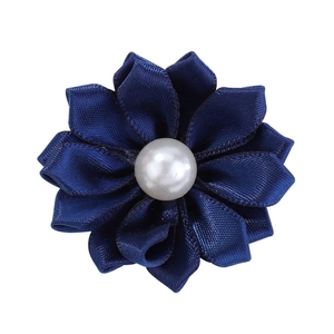 Détail de l'élastique fleur en satin bleu marine avec perle centrale et pétales superposés
