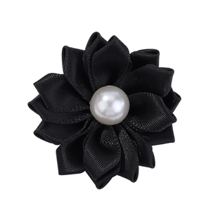 Détail de l'élastique fleur en satin noir de 1,6 pouce avec perle blanche centrale nette