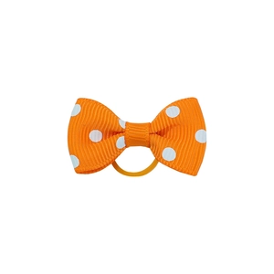 Détail du nœud papillon orange à pois avec ruban côtelé et élastique pour enfants