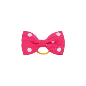 Détail d'un chouchou rose à pois avec bande élastique jaune et texture en gros-grain