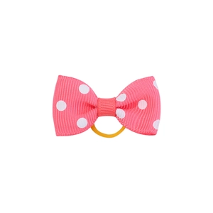 Détail du chouchou nœud rose à pois avec un élastique jaune de haute élasticité