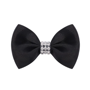 Détail macro d'un nœud en ruban côtelé noir avec centre en strass étincelant
