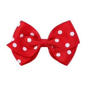 Vista dettagliata del fiocco rosso a pois in nastro grosgrain con trama di alta qualità