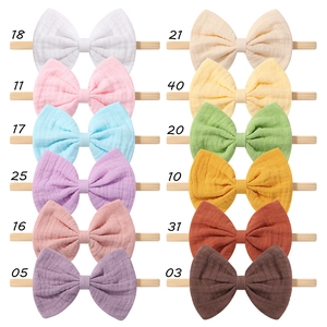 Set aus 12 farbenfrohen Baby-Stirnbändern mit handgefertigten Baumwollschleifen