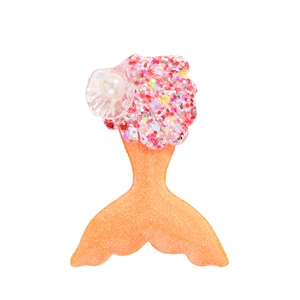 Détail de la barrette sirène avec queue orange pailletée et perle d'imitation