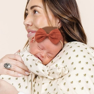 Handgefertigtes elastisches Nylon-Babystirnband mit rostroter Schleife für schlafende Babys