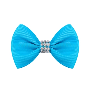 Détail d'un nœud papillon bleu en ruban gros-grain avec centre décoré de strass brillants