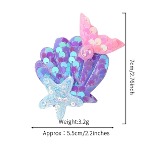 Détail d'une pince à cheveux sirène avec dimensions 7x5,5cm en paillettes violettes et roses