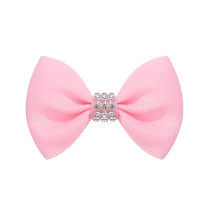 Détail du nœud en ruban gros-grain rose orné de strass brillants pour bébé