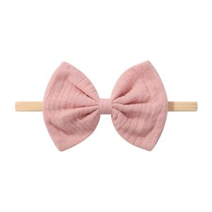 Detailierte Textur der rosa Baumwollschleife auf elastischem Baby-Stirnband