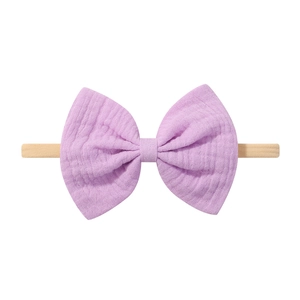 Vue détaillée du bandeau à nœud violet avec bande en nylon élastique et texture gaufrée