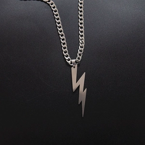 Collier unisexe avec pendentif éclair vintage en acier titane poli pour un style hip-hop