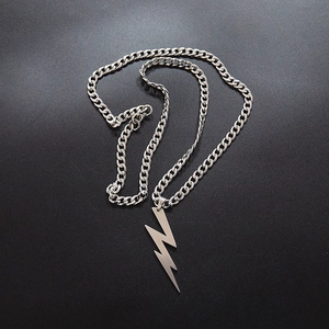 Pendentif éclair vintage en acier titane avec chaîne gourmette argentée unisexe