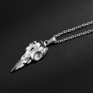 Polierte Rabenschädel-Halskette aus Edelstahl mit silberner O-Kette im Gothic-Punk-Stil