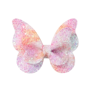 Détail de la pince à cheveux papillon pailletée avec dégradé rose et orange