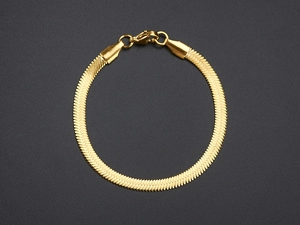 Bracciale a catena piatta a spina di pesce in oro lucido con chiusura a moschettone